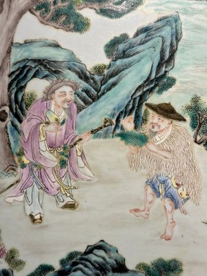 Een Chinese famille rose plaquette met 'twee geleerden in de bergen' met houten lijst, 18/19e eeuw — foto 4