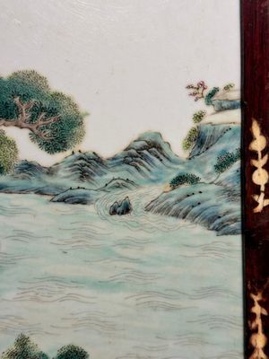 Een Chinese famille rose plaquette met 'twee geleerden in de bergen' met houten lijst, 18/19e eeuw — foto 5