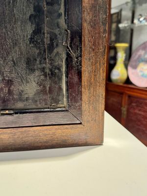 Een Chinese famille rose plaquette met 'twee geleerden in de bergen' met houten lijst, 18/19e eeuw — foto 10