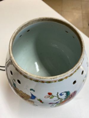 Een Chinese famille rose 'Pompadour' geurpot en deksel met vergulde bronzen montuur, Qianlong, ca. 1745 — foto 11
