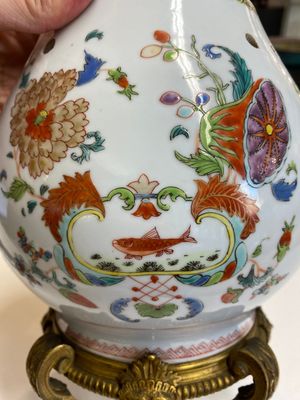 Een Chinese famille rose 'Pompadour' geurpot en deksel met vergulde bronzen montuur, Qianlong, ca. 1745 — foto 12