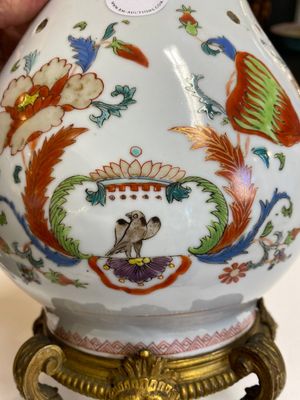 Een Chinese famille rose 'Pompadour' geurpot en deksel met vergulde bronzen montuur, Qianlong, ca. 1745 — foto 13