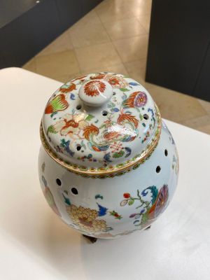 Een Chinese famille rose 'Pompadour' geurpot en deksel met vergulde bronzen montuur, Qianlong, ca. 1745 — foto 5