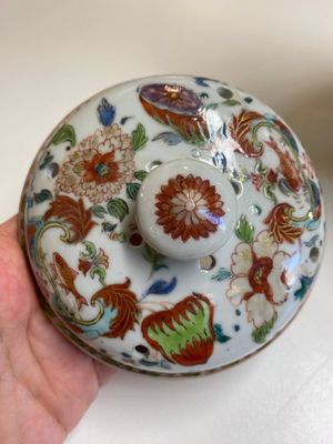 Een Chinese famille rose 'Pompadour' geurpot en deksel met vergulde bronzen montuur, Qianlong, ca. 1745 — foto 7