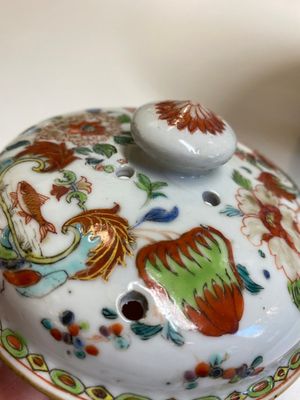 Een Chinese famille rose 'Pompadour' geurpot en deksel met vergulde bronzen montuur, Qianlong, ca. 1745 — foto 8