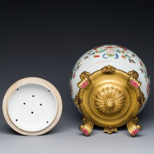 Een Chinese famille rose 'Pompadour' geurpot en deksel met vergulde bronzen montuur, Qianlong, ca. 1745 — foto 10
