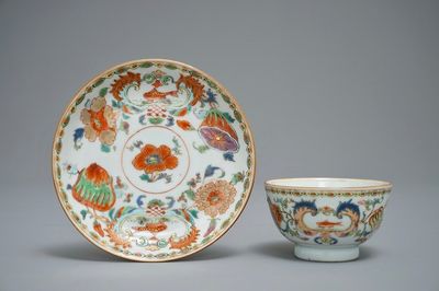 Een Chinese famille rose 'Pompadour' kop en schotel, Qianlong, ca. 1745