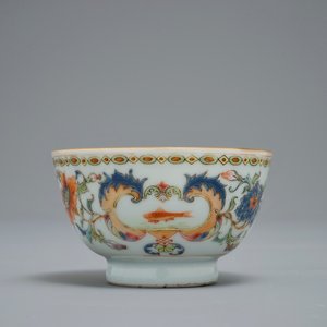 Een Chinese famille rose 'Pompadour' kop en schotel, Qianlong, ca. 1745 — foto 6