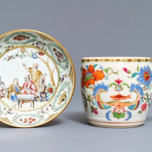 Een Chinese famille rose 'Pompadour' mosterdpot en een Pronk 'Doktersbezoek' schotel, Qianlong — foto 1