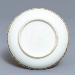 Een Chinese famille rose 'Pompadour' mosterdpot en een Pronk 'Doktersbezoek' schotel, Qianlong — foto 3