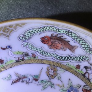 Een Chinese famille rose 'Pompadour' mosterdpot en een Pronk 'Doktersbezoek' schotel, Qianlong — foto 10