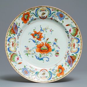 Een Chinese famille rose 'Pompadour' schotel, Qianlong — foto 1