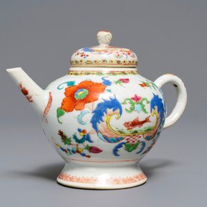 Een Chinese famille rose 'Pompadour' theepot met deksel, Qianlong — foto 1