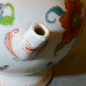 Een Chinese famille rose 'Pompadour' theepot met deksel, Qianlong — foto 14