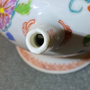 Een Chinese famille rose 'Pompadour' theepot met deksel, Qianlong — foto 15