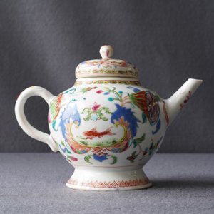 Een Chinese famille rose 'Pompadour' theepot met deksel, Qianlong — foto 8