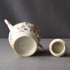 Een Chinese famille rose 'Pompadour' theepot met deksel, Qianlong — foto 13