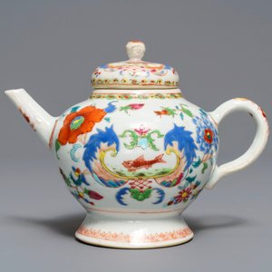 Een Chinese famille rose 'Pompadour' theepot met deksel, Qianlong — foto 2