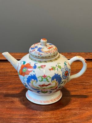 Een Chinese famille rose 'Pompadour' theepot met deksel, Qianlong — foto 1