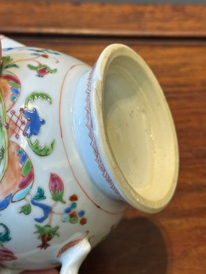 Een Chinese famille rose 'Pompadour' theepot met deksel, Qianlong — foto 12