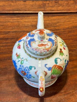 Een Chinese famille rose 'Pompadour' theepot met deksel, Qianlong — foto 3
