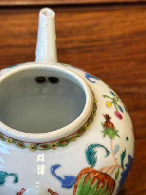 Een Chinese famille rose 'Pompadour' theepot met deksel, Qianlong — foto 6