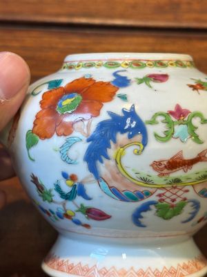 Een Chinese famille rose 'Pompadour' theepot met deksel, Qianlong — foto 10