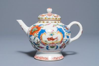 Een Chinese famille rose 'Pompadour' theepot met deksel, Qianlong