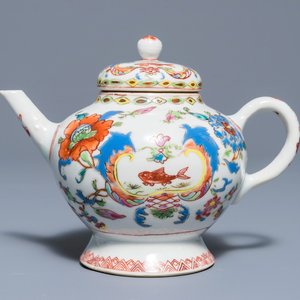 Een Chinese famille rose 'Pompadour' theepot met deksel, Qianlong — foto 1