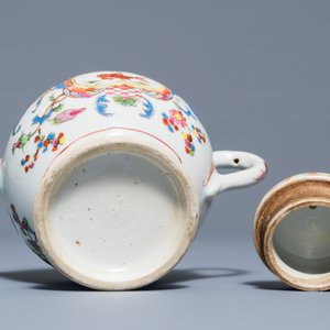 Een Chinese famille rose 'Pompadour' theepot met deksel, Qianlong — foto 6