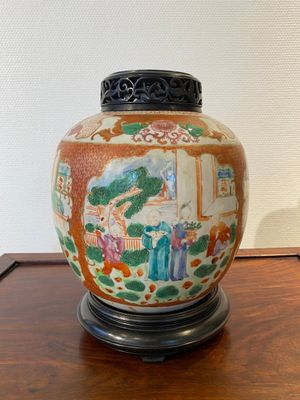 Een Chinese famille rose pot met mandarijns decor met houten deksel en sokkel, Qianlong/Jiaqing — foto 1