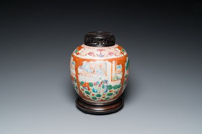 Een Chinese famille rose pot met mandarijns decor met houten deksel en sokkel, Qianlong/Jiaqing