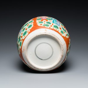 Een Chinese famille rose pot met mandarijns decor met houten deksel en sokkel, Qianlong/Jiaqing — foto 6