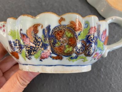 Een Chinese famille rose 'pseudo-tabaksbladeren' sauskom op onderschotel, Qianlong — foto 5