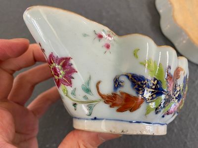 Een Chinese famille rose 'pseudo-tabaksbladeren' sauskom op onderschotel, Qianlong — foto 6