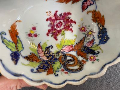 Een Chinese famille rose 'pseudo-tabaksbladeren' sauskom op onderschotel, Qianlong — foto 7