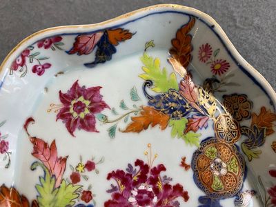 Een Chinese famille rose 'pseudo-tabaksbladeren' sauskom op onderschotel, Qianlong — foto 8
