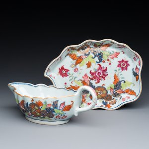 Een Chinese famille rose 'pseudo-tabaksbladeren' sauskom op onderschotel, Qianlong — foto 1