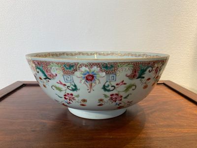 Een Chinese famille rose punchkom met floraal decor, Qianlong — foto 1