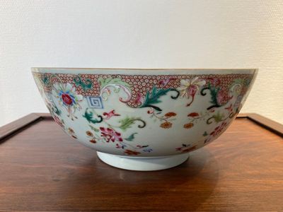Een Chinese famille rose punchkom met floraal decor, Qianlong — foto 2