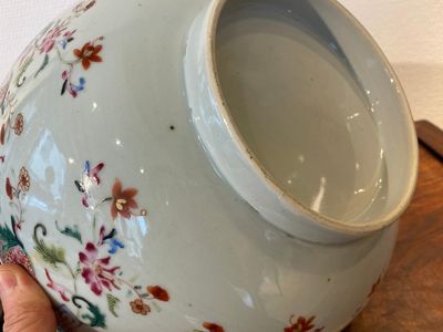 Een Chinese famille rose punchkom met floraal decor, Qianlong — foto 5