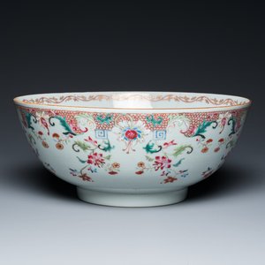 Een Chinese famille rose punchkom met floraal decor, Qianlong — foto 1
