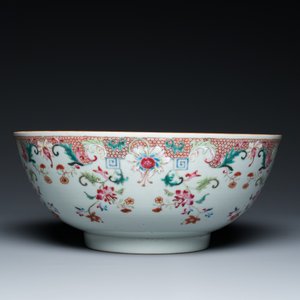Een Chinese famille rose punchkom met floraal decor, Qianlong — foto 2
