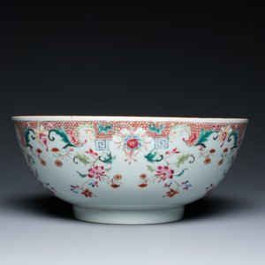 Een Chinese famille rose punchkom met floraal decor, Qianlong — foto 4