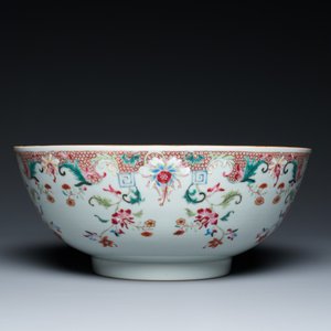 Een Chinese famille rose punchkom met floraal decor, Qianlong — foto 5
