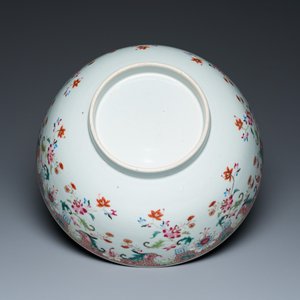 Een Chinese famille rose punchkom met floraal decor, Qianlong — foto 7