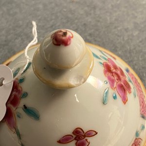 Een Chinese famille rose 'Romance of the Western Chamber' chocoladekan, Yongzheng — foto 9
