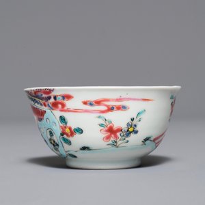 Een Chinese famille rose 'Romance of the Western chamber' kop en schotel, Yongzheng/Qianlong — foto 6