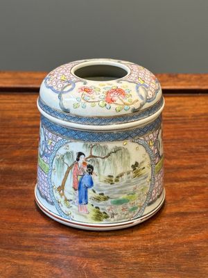 Een Chinese famille rose ronde dekseldoos met figuratief decor, 19e eeuw — foto 1