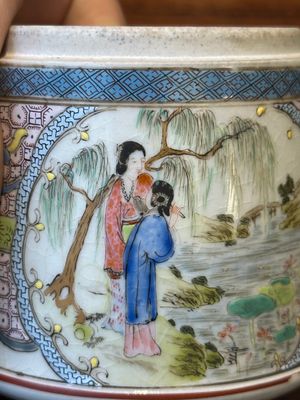 Een Chinese famille rose ronde dekseldoos met figuratief decor, 19e eeuw — foto 12